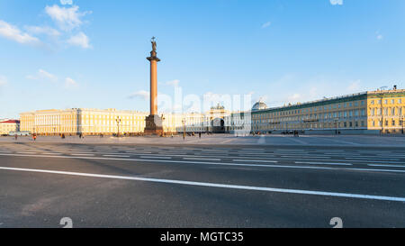 Vue panoramique de la Place du Palais avec la colonne d'Alexandre et de l'état-major général des capacités en Saint Petersburg city en mars soir Banque D'Images