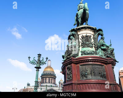 Monument à Nicolas I et le dôme de la Cathédrale Saint Isaac sur la cathédrale St Isaac Square de Saint Petersburg city en Mars Banque D'Images