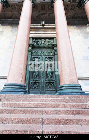 Piscine entrée sud de la Cathédrale Saint Isaac (Isaakievskiy Sobor) à Saint Petersburg city Banque D'Images