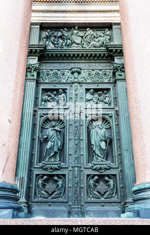 Le sud de l'extérieur portes de la Cathédrale Saint Isaac (Isaakievskiy Sobor) à Saint Petersburg city Banque D'Images