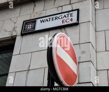 Plaque de rue de Watergate, Londres avec panneau d'arrêt Banque D'Images