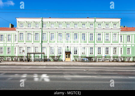 Remblai Universitetskaya avec Saint Petersburg State University sur l'île Vassilievski à Saint-Pétersbourg, ville Banque D'Images