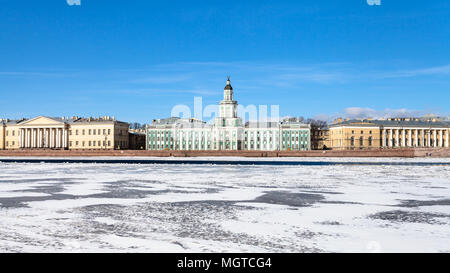 Vue avant du remblai Universitetskaya avec palais baroques sur l'île Vassilievski à Saint-Pétersbourg, ville sous le soleil de printemps Banque D'Images