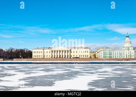 Vue avant du remblai Universitetskaya avec bâtiments de l'Académie Russe des Sciences et de l'île Vassilievski Kunstkamera à St Petersbourg en ville Banque D'Images