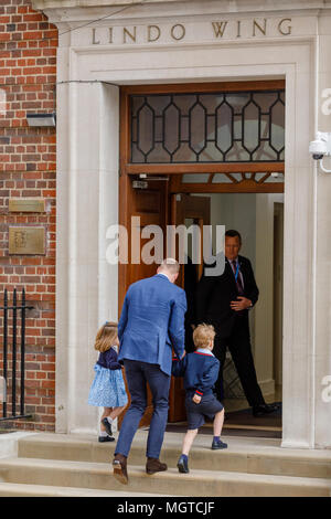 S.a.r. le Prince William, duc de Cambridge apporte ses premiers enfants, la Princesse Charlotte et du Prince George, à visiter leur nouveau petit frère. Banque D'Images