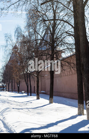 Mur extérieur du monastère de Notre Sauveur et Saint Euthymius à Suzdal ville en hiver dans l'oblast de Vladimir de Russie Banque D'Images