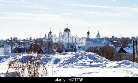 Vue du couvent de l'Intercession (Monastère Pokrovsky) dans la ville de Souzdal en hiver dans l'oblast de Vladimir de Russie Banque D'Images