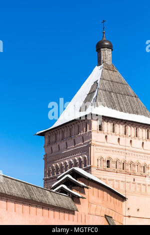 La tour de passage du monastère de Notre Sauveur et Saint Euthymius à Suzdal ville en hiver dans l'oblast de Vladimir de Russie Banque D'Images