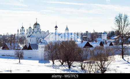 Panorama du couvent de l'Intercession (Monastère Pokrovsky) dans la ville de Souzdal en hiver dans l'oblast de Vladimir de Russie Banque D'Images