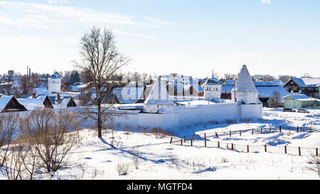 Murs du couvent de l'Intercession (Monastère Pokrovsky) dans la ville de Souzdal en hiver dans l'oblast de Vladimir de Russie Banque D'Images