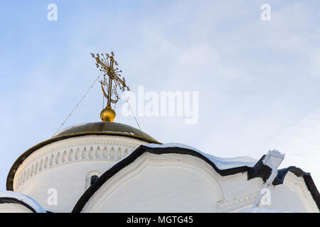 Haut de Pokrovsky cathédrale en couvent de l'Intercession (Pokrovskiy Monastère) dans la ville de Souzdal en hiver Banque D'Images