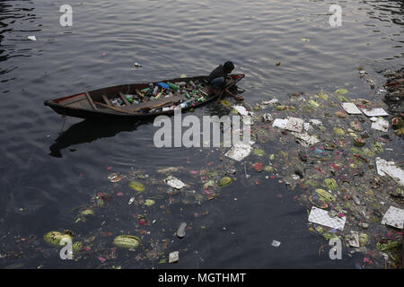 Dhaka, Bangladesh. Apr 28, 2018. Un garçon recueille des bouteilles en plastique à partir de déchets à la revente dans la rivière Buriganga. Credit : Md. Mehedi Hasan/ZUMA/Alamy Fil Live News Banque D'Images