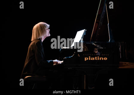 Turin, Italie, le 26 avril 2018 : Le pianiste et compositeur de jazz américain Carla Bley en live sur scène à l'Officine Grandi Riparazioni à Turin avec Steve Swallow et 'le projet de Turin Reloaded' Photo : Alessandro Bosio/Alamy Live News Banque D'Images