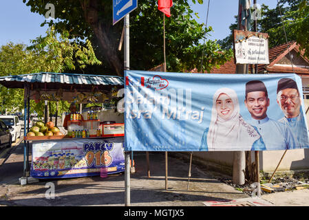 Les Malaisiens se préparent à une élection générale, le 9 mai, avec plus de 2 000 candidats, y compris un 92-ans, ancien premier ministre, courir pour les 222 sièges parlementaires. Actuel premier ministre Najib Razak devrait rester au pouvoir malgré la hausse du coût de la vie et de scandales politiques. Banque D'Images