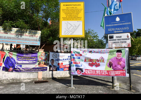 Les Malaisiens se préparent à une élection générale, le 9 mai, avec plus de 2 000 candidats, y compris un 92-ans, ancien premier ministre, courir pour les 222 sièges parlementaires. Actuel premier ministre Najib Razak devrait rester au pouvoir malgré la hausse du coût de la vie et de scandales politiques. Banque D'Images