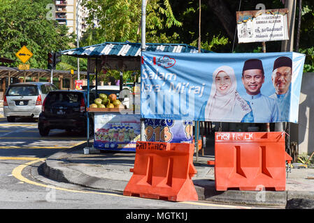 Les Malaisiens se préparent à une élection générale, le 9 mai, avec plus de 2 000 candidats, y compris un 92-ans, ancien premier ministre, courir pour les 222 sièges parlementaires. Actuel premier ministre Najib Razak devrait rester au pouvoir malgré la hausse du coût de la vie et de scandales politiques. Banque D'Images