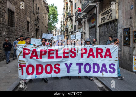 Barcelone, Espagne. Apr 28, 2018. Une grande bannière avec le texte "papiers pour tous" vu lors de la manifestation. Au cours des sept jours, des dizaines d'immigrants sans-papiers', 'les gens ont été enfermés dans l'ancienne école d'art de la Massana qui rassemblent 300 manifestants dans les rues pour demander de l'un de la santé pour tous, "papiers" des documents de nationalité sans examen, la fermeture des centres de détention pour immigrants, l'enregistrement dans la ville sans la nécessité d'avoir un contrat de travail et plus encore. Credit : SOPA/Alamy Images Limited Live News Banque D'Images