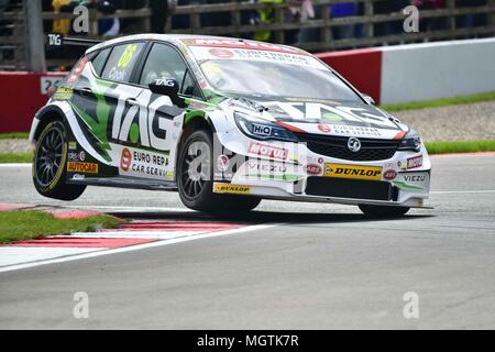 Donington, UK, le 28 avril 2018. Josh Cook du pouvoir Maxed TAG Racing remporte 2018 BTCC Donington Race 1 dans une Vauxhall Astra Crédit : Guy Swarbrick/Alamy Live News Crédit : Guy Swarbrick/trackcycling.net/Alamy Live News Crédit : Guy Swarbrick/trackcycling.net/Alamy Live News Banque D'Images