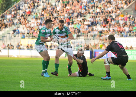 Treviso, Italie. 28 avril, 2018. Benetton le capitaine Alberto Sgarbi breaks Giulio Bisegni's s'attaquer dans le match contre Zebre Rugby Club dans GuinnessPro14©Massimiliano Carnabuci/Alamy live news Banque D'Images