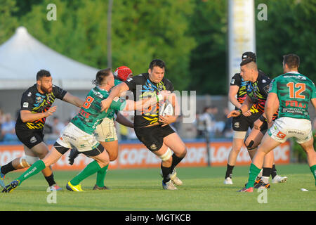 Treviso, Italie. 28 avril, 2018. Le zèbre n8 David Sisi porte le ballon dans le match contre Benetton en GuinnessPro14©Massimiliano Carnabuci/Alamy live news Banque D'Images