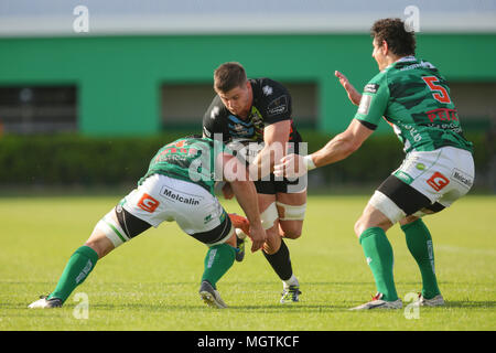 Treviso, Italie. 28 avril, 2018. Zebre's flanker Johan Meyer porte le ballon dans le match contre Benetton en GuinnessPro14©Massimiliano Carnabuci/Alamy live news Banque D'Images