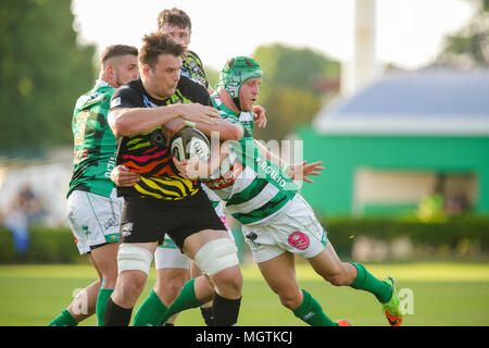 Treviso, Italie. 28 avril, 2018. Le zèbre n8 David Sisi porte le ballon dans le match contre Benetton en GuinnessPro14©Massimiliano Carnabuci/Alamy live news Banque D'Images