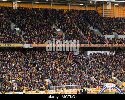 Wolverhampton, Royaume-Uni. 28 avril 2018. Wolverhampton Wanderers Football Club supporters célébrant leurs équipes promotion au poste de crédit : Ange/Alamy Live News Banque D'Images