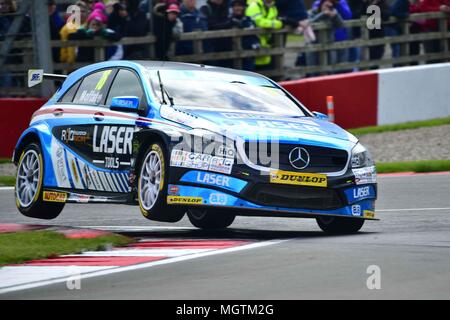 Donington, UK, le 28 avril 2018. Aiden Moffat prend la troisième place en 2018, la course de Donington BTCC pour 1 outils Laser Racing dans sa Mercedes A-Class Crédit : Guy Swarbrick/Alamy Live News Crédit : Guy Swarbrick/trackcycling.net/Alamy Live News Crédit : Guy Swarbrick/trackcycling.net/Alamy Live News Banque D'Images