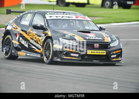 Donington, UK, le 28 avril 2018. Dan Cammish prend la deuxième place en 2018 Donington Race 1 BTCC dans son Halfords Yuasa Honda Civic Type R Crédit : Guy Swarbrick/Alamy Live News Crédit : Guy Swarbrick/trackcycling.net/Alamy Live News Crédit : Guy Swarbrick/trackcycling.net/Alamy Live News Banque D'Images