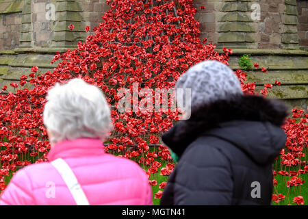 Hereford, Royaume-Uni 29 avril 2018.Aujourd'hui est le dernier jour de la fenêtre d'ceramaic pleureur coquelicots art installation à Hereford Cathedral - le projet commémore la Première Guerre mondiale et est par l'artiste Paul Cummins. Il est estimé que plus de 90 000 visiteurs ont été pour voir les coquelicots en céramique dans Hereford depuis leur arrivée en mars 2018. La fenêtre d'Weepeing d'installation va maintenant passer à l'affichage à Château - Photo Steven Mai / Alamy Live News Banque D'Images