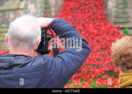 Hereford, Royaume-Uni 29 avril 2018.Aujourd'hui est le dernier jour de la fenêtre d'ceramaic pleureur coquelicots art installation à Hereford Cathedral - le projet commémore la Première Guerre mondiale et est par l'artiste Paul Cummins. Il est estimé que plus de 90 000 visiteurs ont été pour voir les coquelicots en céramique dans Hereford depuis leur arrivée en mars 2018. La fenêtre d'Weepeing d'installation va maintenant passer à l'affichage à Château - Photo Steven Mai / Alamy Live News Banque D'Images