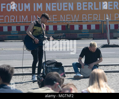 Berlin, Allemagne. Apr 29, 2018. 29 avril 2018, Allemagne, Berlin : Singer Viktar et le batteur Yahor de Biélorussie en donnant un concert en plein air le long de l'avenue Unter den Linden street. Crédit : Paul Zinken/dpa/ZB/dpa/Alamy Live News Banque D'Images