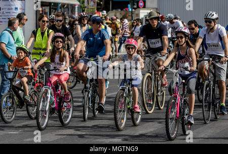 Athènes, Grèce. 29 avril 2018. Les cyclistes à prendre leur vélo pendant le 25e tour à vélo d'Athènes en Grèce, le 29 avril 2018. Des milliers de cyclistes ont pris part à la 25e tour à vélo d'Athènes le dimanche, visant à promouvoir le cyclisme urbain dans la ville et les sensibiliser sur les aspects positifs de la randonnée à vélo. Credit : Panagiotis Moschandreou/Xinhua/Alamy Live News Banque D'Images