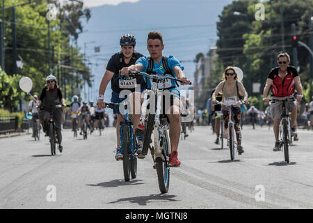 Athènes, Grèce. 29 avril 2018. Les cyclistes à prendre leur vélo pendant le 25e tour à vélo d'Athènes en Grèce, le 29 avril 2018. Des milliers de cyclistes ont pris part à la 25e tour à vélo d'Athènes le dimanche, visant à promouvoir le cyclisme urbain dans la ville et les sensibiliser sur les aspects positifs de la randonnée à vélo. Credit : Panagiotis Moschandreou/Xinhua/Alamy Live News Banque D'Images