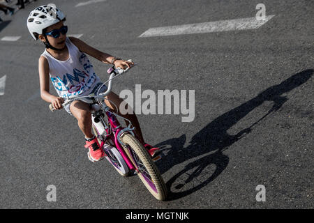 Athènes, Grèce. 29 avril 2018. Un enfant monte un vélo lors de la 25e tour à vélo d'Athènes en Grèce, le 29 avril 2018. Des milliers de cyclistes ont pris part à la 25e tour à vélo d'Athènes le dimanche, visant à promouvoir le cyclisme urbain dans la ville et les sensibiliser sur les aspects positifs de la randonnée à vélo. Credit : Panagiotis Moschandreou/Xinhua/Alamy Live News Banque D'Images