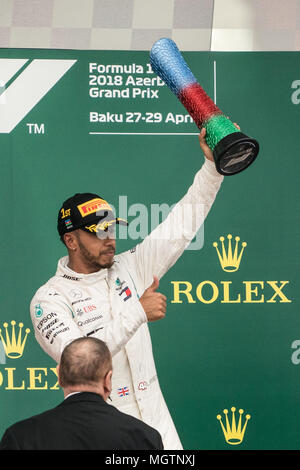 Baku, Azerbaïdjan. Apr 29, 2018. Mercedes Lewis Hamilton de la Grande-Bretagne célèbre avec son trophée sur le podium lors de la cérémonie pour l'Azerbaïdjan la Formule Un Grand Prix de Bakou, Azerbaïdjan, le 29 avril 2018. Credit : Wu Zhuang/Xinhua/Alamy Live News Banque D'Images