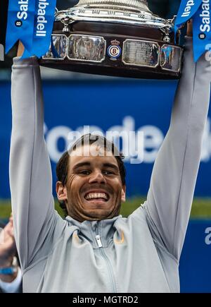 Barcelone, Espagne. 29 avril, 2018 : RAFAEL NADAL (ESP) soulève le trophée pour son 11e titre à l'Open de Barcelone Banc Sabadell' après avoir remporté la finale contre Stefanos Tsitsipas (GRE). Nadal a gagné 6:2, 6:1 Crédit : Matthias Rickenbach/Alamy Live News Banque D'Images