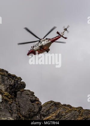 Ben Arthur, le cordonnier, en Écosse le 29 avril 2018. Un hélicoptère de garde-côtes chute outre les membres de l'équipe de secours en montagne pour aider une personne blessée Walker qui a ensuite mené à la colline. Crédit : George Robertson/Alamy Live News Banque D'Images