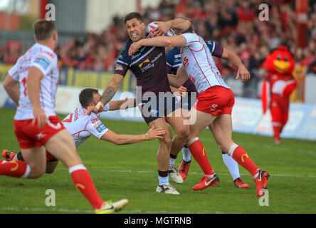 Hull, Royaume-Uni. 29 avril 2018. Super League rugby Betfred, Round 13,Hull KR v Leeds Rhinos ; Joel Lune de Leeds Rhinos abordés par Hull KR humains Crédit : News Images /Alamy Live News Banque D'Images