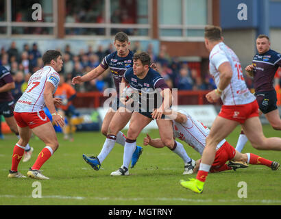 Hull, Royaume-Uni. 29 avril 2018. Super League rugby Betfred, Round 13,Hull KR v Leeds Rhinos ; Brett Ferres de Leeds Rhinos abordés par Hull KR humains Crédit : News Images /Alamy Live News Banque D'Images