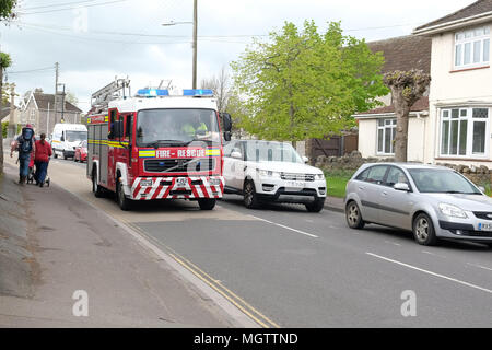 Le Cheddar, le Royaume-Uni. 29 avril 2018. - Suivre un accident de la route dans le Somerset village de Cheddar de l'équipage d'urgence sur les lieux de course passé à l'arrêt du trafic. L'accident a été fatale pour le conducteur du véhicule impliqué, seulement un homme dans la trentaine Crédit : Timothy Gros/Alamy Live News Banque D'Images