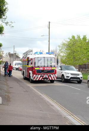 Le Cheddar, le Royaume-Uni. 29 avril 2018. - Suivre un accident de la route dans le Somerset village de Cheddar de l'équipage d'urgence sur les lieux de course passé à l'arrêt du trafic. L'accident a été fatale pour le conducteur du véhicule impliqué, seulement un homme dans la trentaine Crédit : Timothy Gros/Alamy Live News Banque D'Images