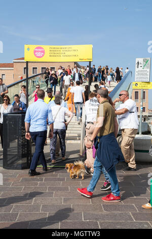 Vénétie Venise, Italie. 29 avril 2018. Essai de barrières d'accès au pont Calatrava (Ponte della Costituzione) sur le Grand Canal à la Piazzale Roma pour contrôler le flux de trafic touristique entrant sur le bus qui est maintenant redirigé vers la via Santa Croce pour entrer dans la ville. Seuls les résidents vénitiens ont accès via le pont Calatrava. C'est de réduire les goulets d'étranglement continu de touristes le long de Strada Nova et l'itinéraire jusqu'à Piazza San Marco Les portes seront mis à l'essai jusqu'à ce que le 1er mai pour évaluer leur impact. Mary crédit Clarke/Alamy Live News Banque D'Images