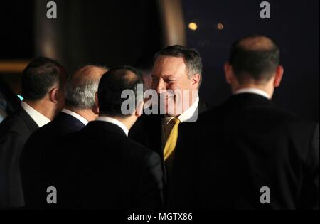 Amman, Jordanie. Apr 29, 2018. La secrétaire d'État des États-Unis, Mike Pompeo (2e R) arrive à l'Aéroport International Queen Alia de Amman, Jordanie, le 29 avril 2018. La nouvelle Secrétaire d'État des États-Unis, Mike Pompeo le dimanche est arrivé en Jordanie pour une visite de deux jours dans le cadre d'une tournée au Moyen-Orient qui couvre également l'Arabie saoudite et Israël. Credit : Mohammad Abu Ghosh/Xinhua/Alamy Live News Banque D'Images