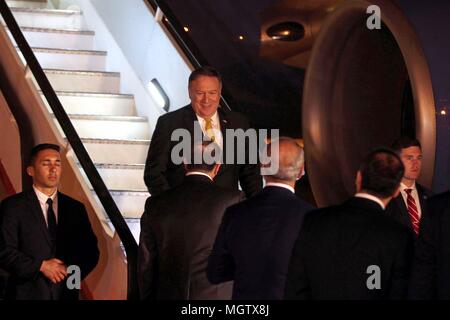 Amman, Jordanie. Apr 29, 2018. La secrétaire d'État des États-Unis, Mike Pompeo (haut) arrive à l'Aéroport International Queen Alia de Amman, Jordanie, le 29 avril 2018. La nouvelle Secrétaire d'État des États-Unis, Mike Pompeo le dimanche est arrivé en Jordanie pour une visite de deux jours dans le cadre d'une tournée au Moyen-Orient qui couvre également l'Arabie saoudite et Israël. Credit : Mohammad Abu Ghosh/Xinhua/Alamy Live News Banque D'Images