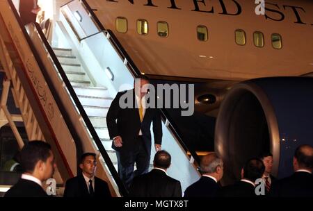 Amman, Jordanie. Apr 29, 2018. La secrétaire d'État des États-Unis, Mike Pompeo (haut) arrive à l'Aéroport International Queen Alia de Amman, Jordanie, le 29 avril 2018. La nouvelle Secrétaire d'État des États-Unis, Mike Pompeo le dimanche est arrivé en Jordanie pour une visite de deux jours dans le cadre d'une tournée au Moyen-Orient qui couvre également l'Arabie saoudite et Israël. Credit : Mohammad Abu Ghosh/Xinhua/Alamy Live News Banque D'Images