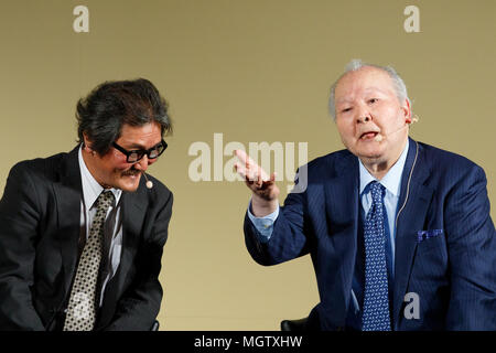(L à R) joueur de go professionnel Cho Chikun et rucher Hifumi Société Anonyme professionnelle Kato (Échecs Japonais (Shôgi) dvd, parler pendant la Niconico Chokaigi festival à Makuhari Messe Convention Center le 29 avril 2018, Chiba, Japon. Niconico Chokaigi est organisé par le plus grand site de vidéos Niconico social qui a plus de 70 millions d'utilisateurs enregistrés, y compris les 2,2 millions de membres payants. Demande d'organisateurs d'attirer 150 000 visiteurs durant les deux jours de festival. Credit : Rodrigo Reyes Marin/AFLO/Alamy Live News Banque D'Images