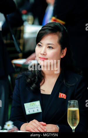 Hyon Song-wol, Apr 27, 2018 : Chef de la Corée du Nord est tout-femelle Orchestre Moranbong Hyon Song-wol assiste à un banquet après le sommet intercoréen historique entre le président sud-coréen Moon Jae-In et le dirigeant nord-coréen Kim Jong-Un a la maison de la paix de l'Panmunjom, dans la zone démilitarisée (DMZ) séparant les deux Corées, à Paju, au nord de Séoul, Corée du Sud. Le sommet historique a pris fin le 27 avril avec des appels à la dénucléarisation complète de la péninsule coréenne et l'arrêt immédiat de tous les actes hostiles, les médias locaux ont rapporté. EDITORIAL SEULEMENT (Photo de presse Sommet intercoréen/Piscine/AF Banque D'Images