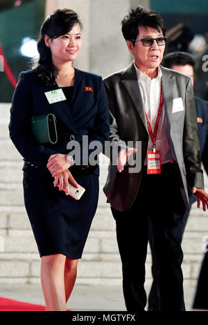 Hyon Song-wol et Cho Yong-pil, Apr 27, 2018 : Chef de la Corée du Nord est tout-femelle Orchestre Moranbong Hyon Song-wol (L) et de la Corée du Sud singer Cho Yong-pil marcher ensemble après un banquet après le sommet intercoréen historique entre le président sud-coréen Moon Jae-In et le dirigeant nord-coréen Kim Jong-Un a la maison de la paix de l'Panmunjom, dans la zone démilitarisée (DMZ) séparant les deux Corées, à Paju, au nord de Séoul, Corée du Sud. Le sommet historique a pris fin le 27 avril avec des appels à la dénucléarisation complète de la péninsule coréenne et l'arrêt immédiat de tous les actes hostiles, les médias locaux ont rapporté Banque D'Images