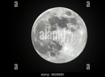 Helston, UK. 29 avril 2018. La pleine lune qui brille avec éclat dans un ciel clair sur Helston en Cornouailles Crédit : Bob Sharples/Alamy Live News Banque D'Images